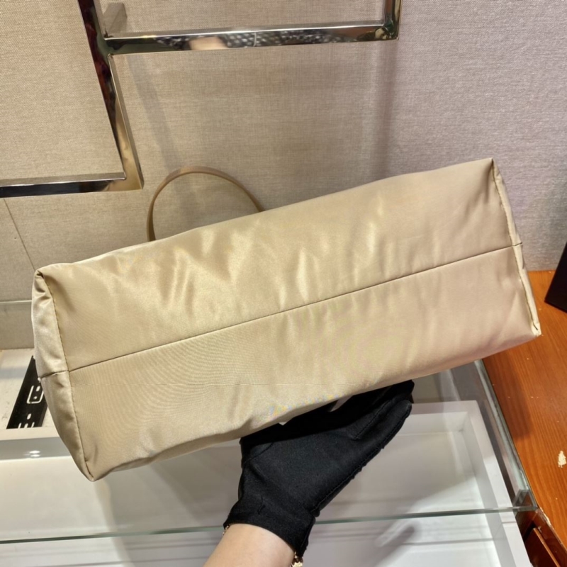 Pra*a tote bags